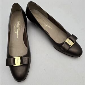 SALVATORE FERRAGAMO BOUTIQUE VARA Pumps Bronze Leather Bow Low Heel 9 AA ITALY